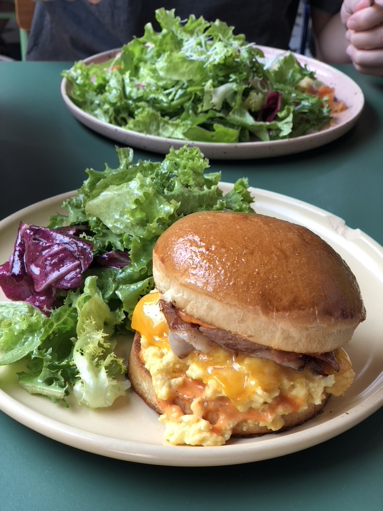 Breakfast Burger im Café Marcel in Saigon