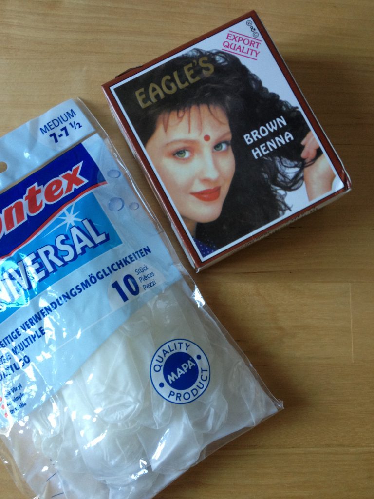 Für meine Haar länge benötigte ich eine ganze Packung Henna. Handschuhe nicht vergessen! Kosten für eine Packung Henna, beim Indier 4.50 Chf!