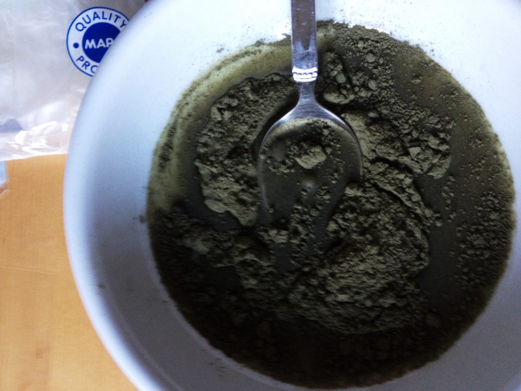 Henna mit wasser zu einem geschmeideigen Brei rühren.